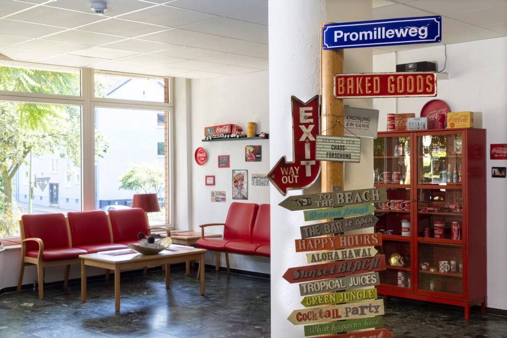 Der Eingangsbereich des Seniorenheim Grabenstraße ist mit amerikanischen Accessoires dekoriert.