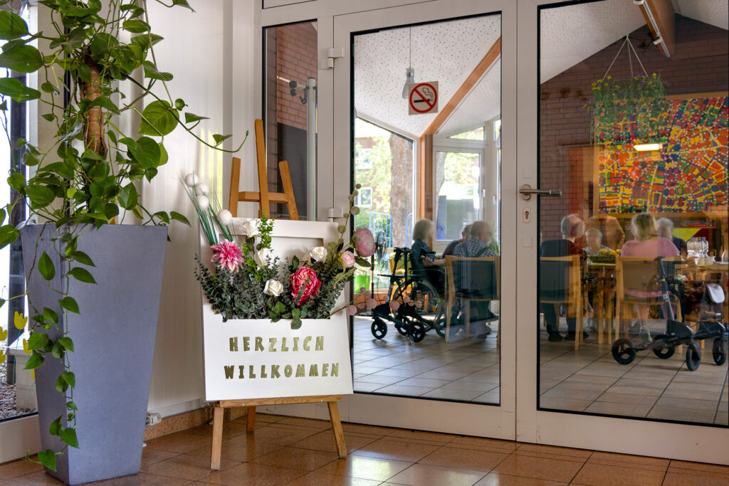 Blick in den dekorierten Eingangsbereich des Pflegezetrum St. Altfrid.
