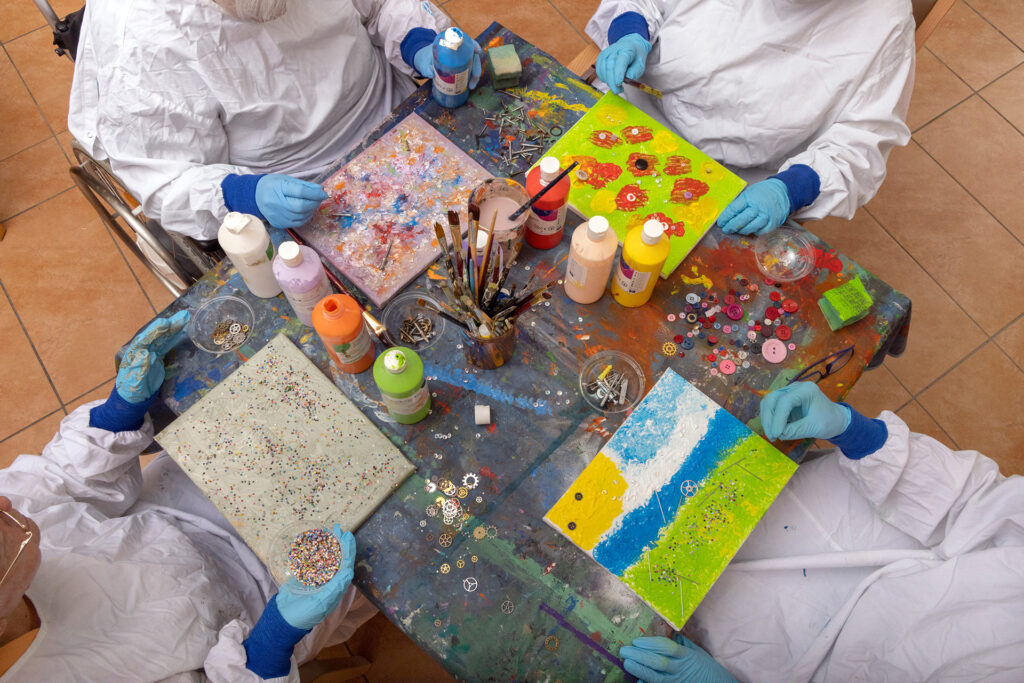 In der Kreativgruppe gestalten die Bewohner farbenfrohe Bilder.
