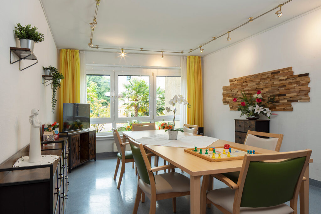 Blick in einen gemütlich eingerichteten Aufenthaltsraum.