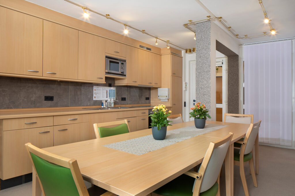 Blick in eine große Gemeinschaftsküche.