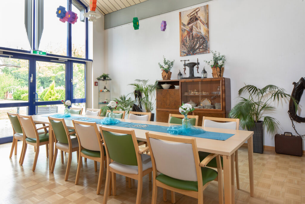 Blick in einen sehr hellen, großzügigen Auftenhaltsraum, der mit antiken Möbeln und jahreszeitlicher dekoriert ist.