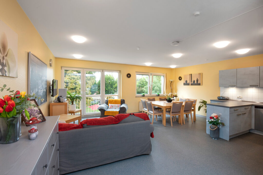 Blick in einen hellen und freundlichen Küchen- und Aufenthaltsbereich im Haus am Hedwig Dransfeld Platz.