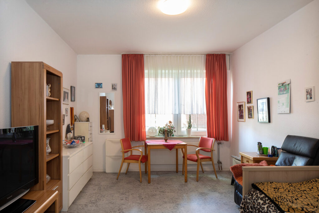 Blick in ein Zimmer: Neben dem Bett und weiteren Möbeln ist viel Platz für persönliche Gegenstände.