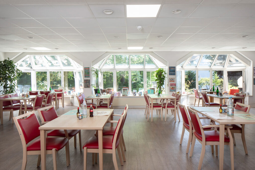Blick in den Speisesaal: Der raum ist druch die großen Fenster lichtdurchflutet.