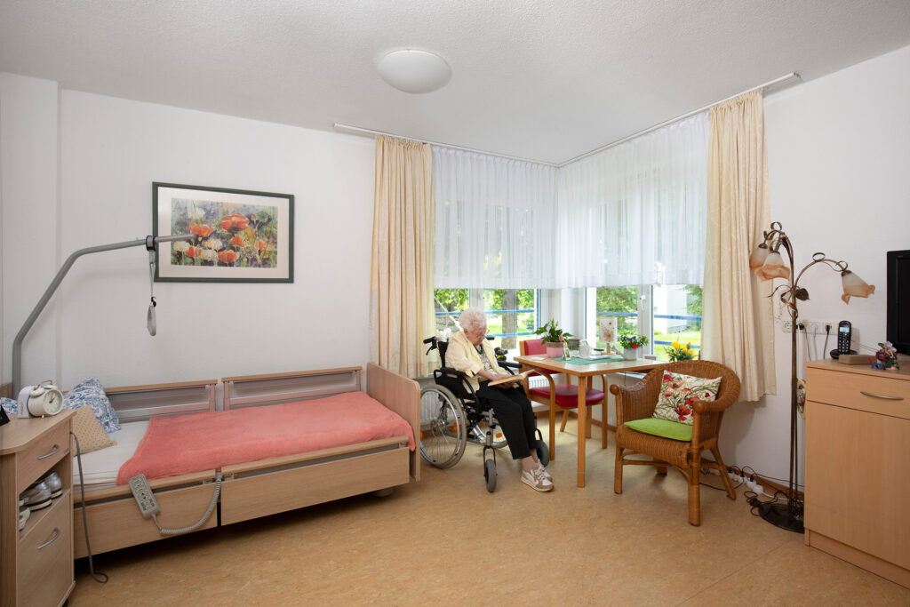 Blick in ein Zimmer: Es gibt viel Platz für Möbel und persönliche Einrichtungsgegenstände. Durch große Fenster fällt viel Tageslicht.