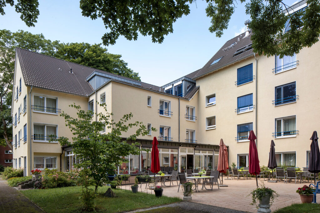 Blick auf die große Terrasse des Pflegezentrum St. Altfrid.