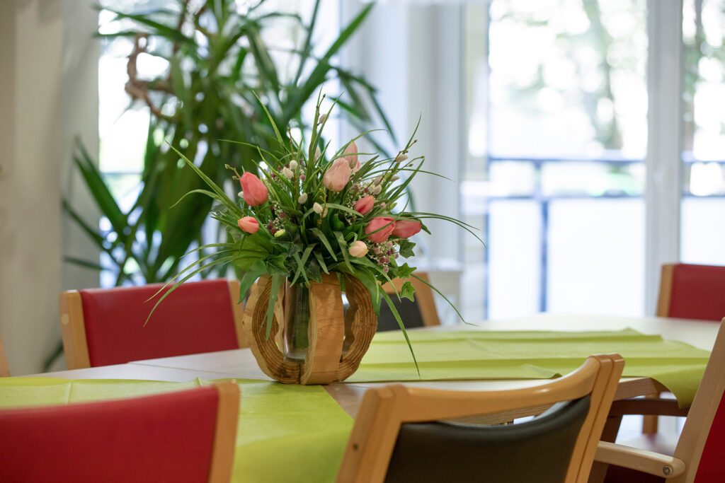 Frische Blumen setzen Akzente im Pflegezentrum St. Altfrid.