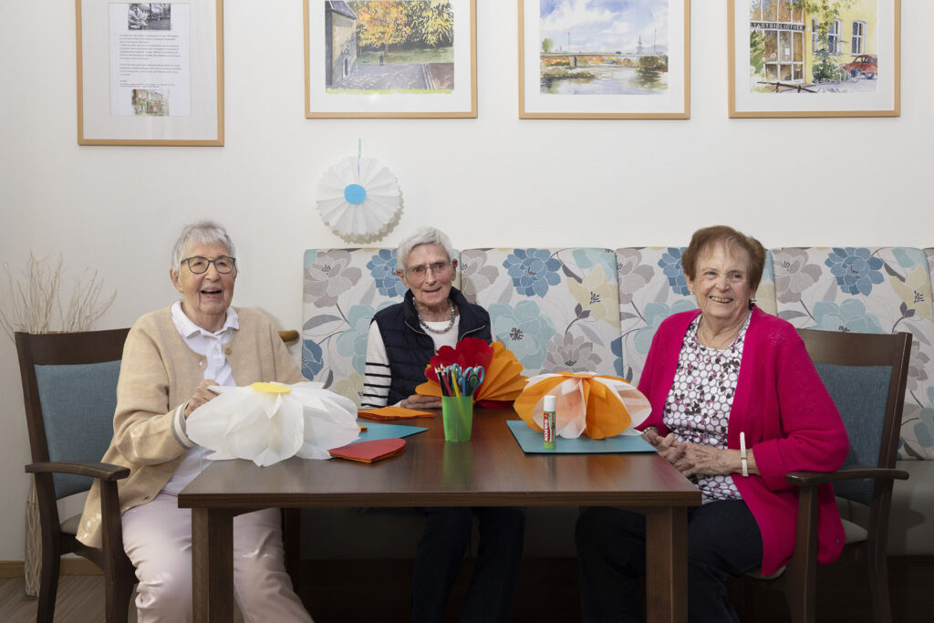 Drei Seniorinnen haben jahreszeitliche Dekoration gebastelt.