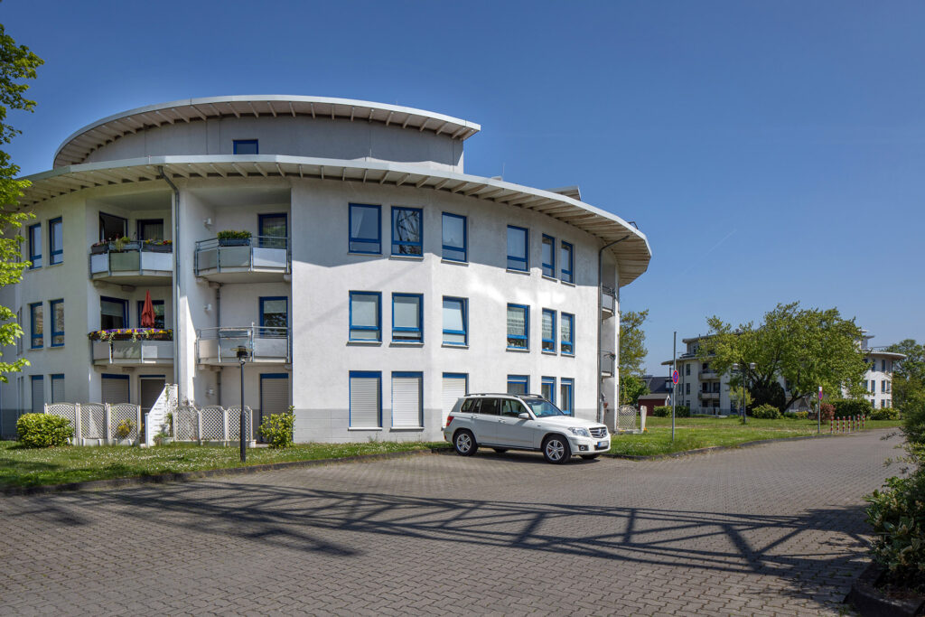 Blick von außen auf die Wohnanlage Drostenbusch: Am Haus befindet sich auch ein Parkplatz.