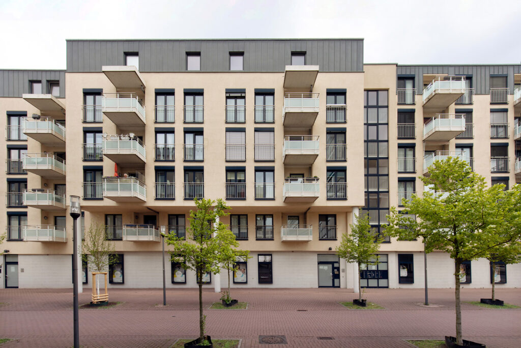 Blick auf das Peter Reise-Haus von der Käthe-Larsch-Straße aus. Dies ist eine ruhige Seitenstraße zwischen Friedrich-Ebert-Straße und der "Grünen Mitte Essen". Vor dem Haus liegt eine kleine Baumallee.