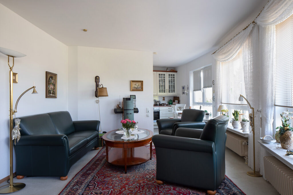 Blick in einen Wohnbereich, der mit einer Couchgarnitur eingereichtet ist.