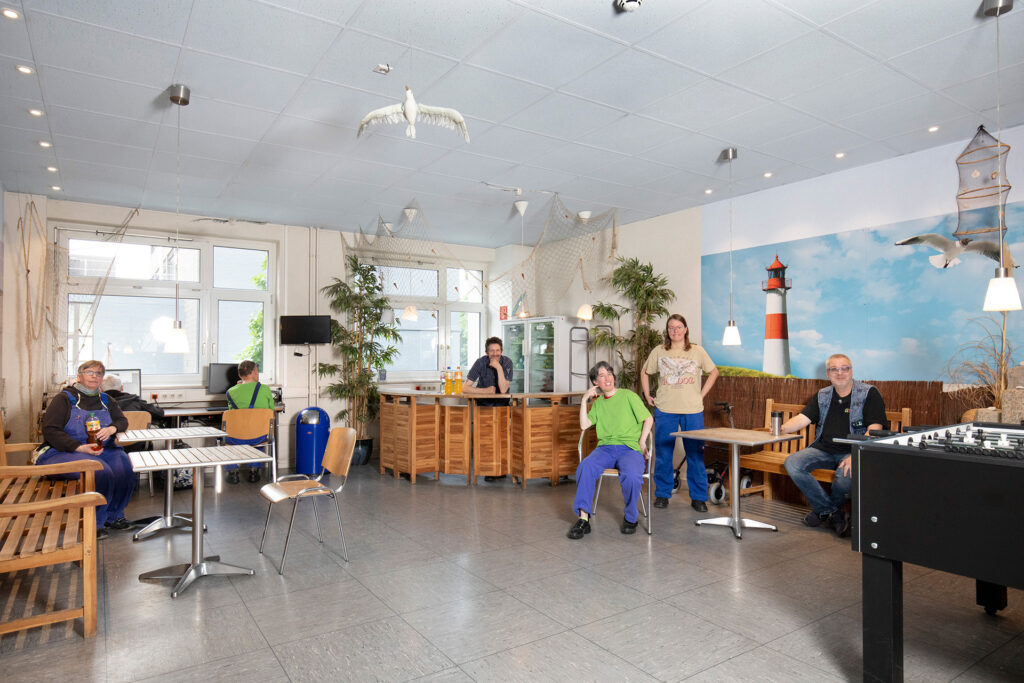 Der Aufenthaltsbereich ist gemütlich mit Nordsee-Motiven gestaltet. Hier kommen die Werkstattmitarbeiter gern zusammen, um etwas zu trinken, sich auszutauschen oder an den PCs im Internet zu surfen.