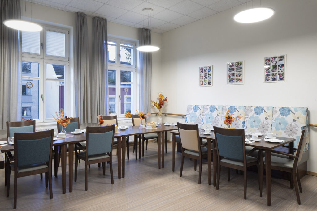 Blick in die Tagespflege Rathaus Rellinghausen: An großen Tischgruppen kann gemeinsam gegessen, gespielt und gebastelt werden.