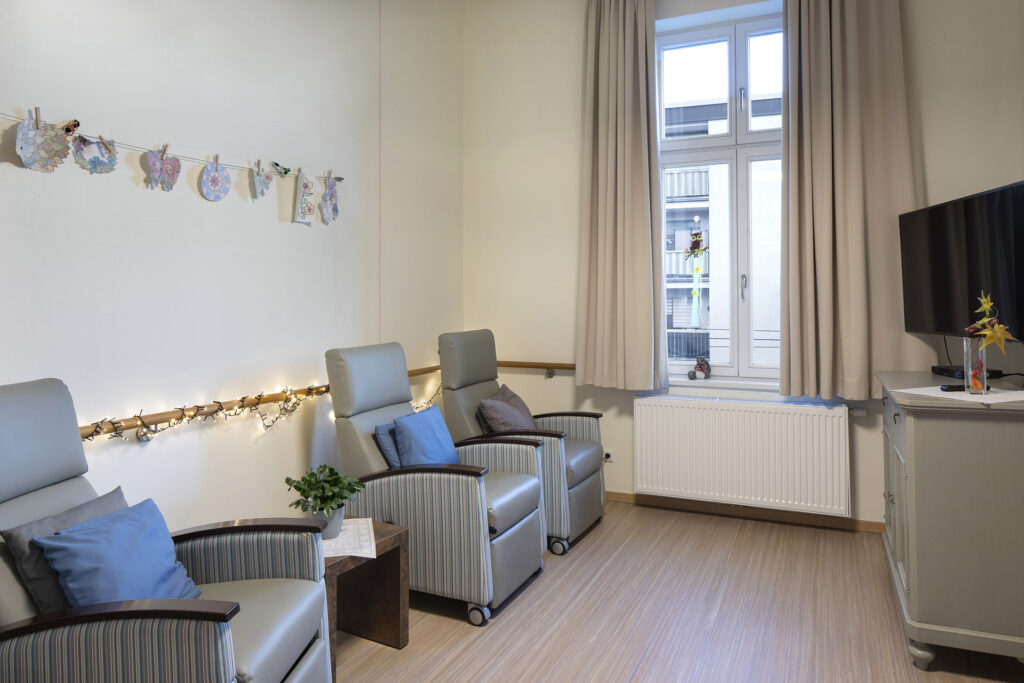 Mehrere Ruhesessel, in denen sich ausgeruht oder ein Mittagsschlaf gemacht werden kann.