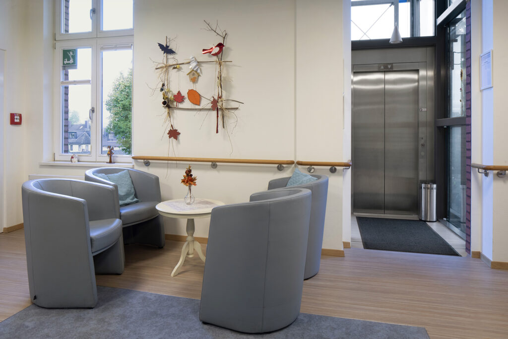 Blick auf eine Sitzgruppe in der Tagespflege Rathaus Rellinghausen.