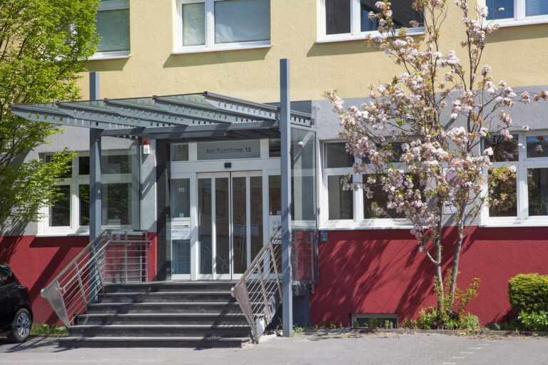 Der Eingangsbereich der GSE-Werkstatt Holsterhausen liegt an der Straße "Am Funkturm".