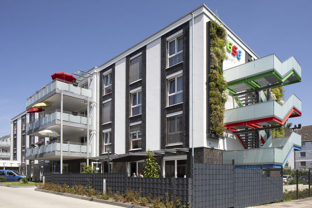 Blick auf die Tagespflege Stoppenberg, die in einem modernen Neubau an der Essener Straße liegt.