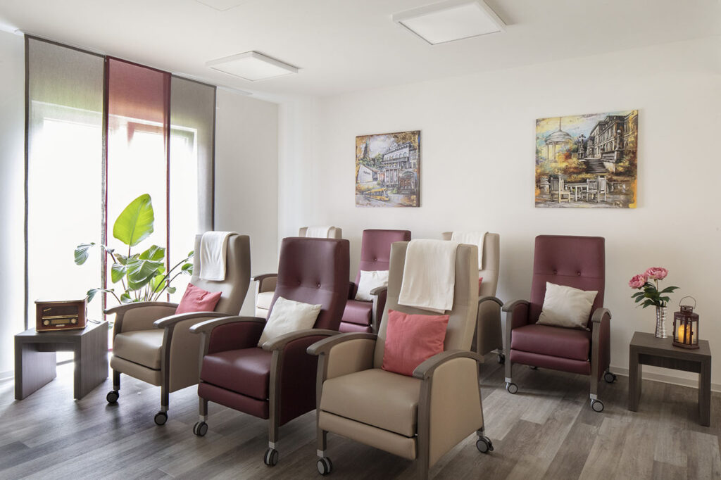 Im Ruheraum stehen mehrere Ruhesessel, auf denen geruht oder ein Mittagsschlaf gemacht werden kann.