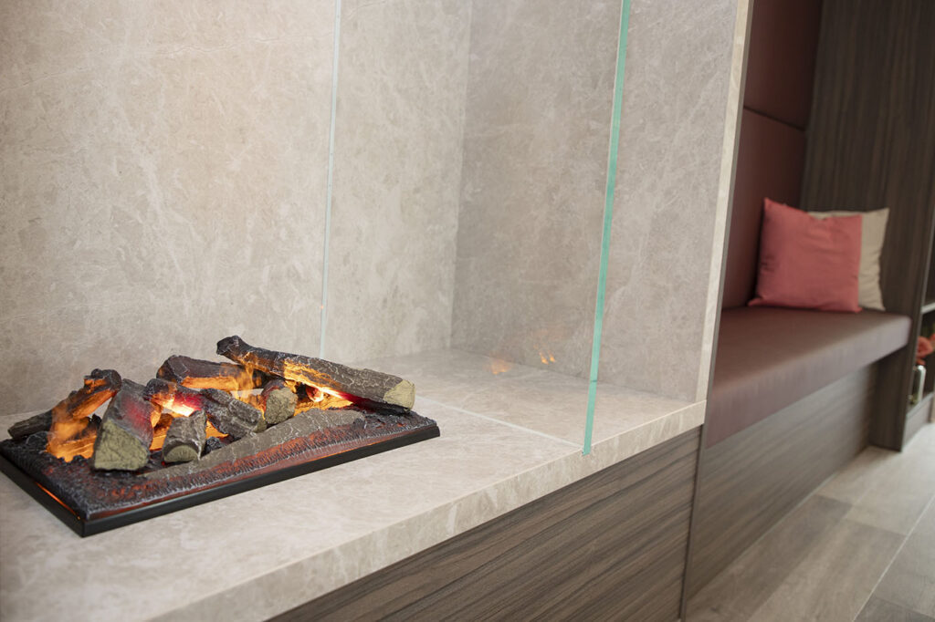 Ein Kamin sorgt für gemütliche Atmosphäre in der Tagespflege Stoppenberg.