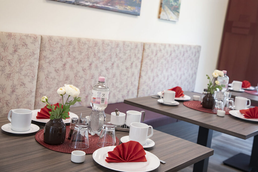 Ein eingedeckter Tisch in der Tagespflege Stoppenberg.