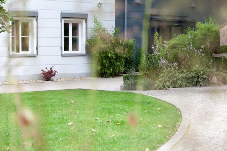 Ein Blick in den Außenbereich der Werkstatt Kray. Im Hintergrund ist der Eingang der Werkstatt Kray zu sehen.