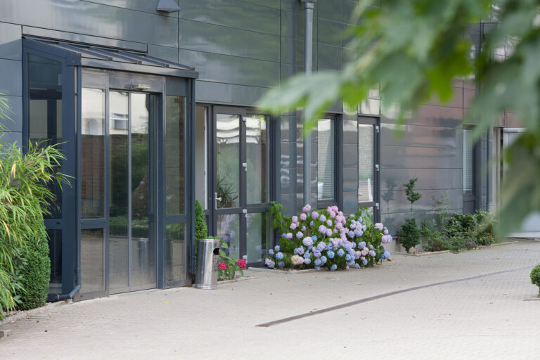 Zu sehen ist der moderne Eingangsbereich der GSE-Werkstatt Kray.