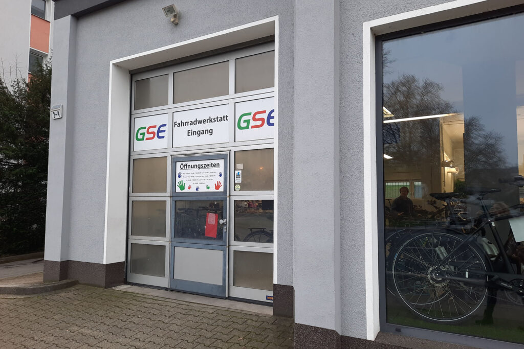 Blick auf den Eingangsbereich der GSE-Fahrradwerkstatt Rüttenscheid von der Wittenbergstraße aus.