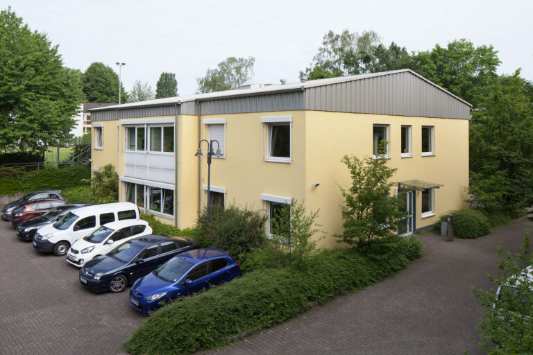 Zu sehen ist das Gebäude der Werkstatt Frillendorf C, das im hinteren Bereich des Werkstattgeländes liegt.