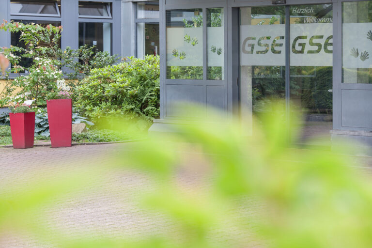 Die automatischen Glastüren im Eingangsbereich der Werkstätten Frillendorf sind zu sehen.