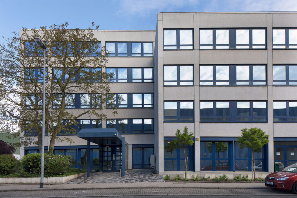 Der Eingangsbereich der GSE-Werkstatt Zeche Katharina ist zu sehen. Das Gebäude ist mehrgeschossig und die GSE-Werkstatt befindet sich nur in einem Teilbereich des Gebäudes.