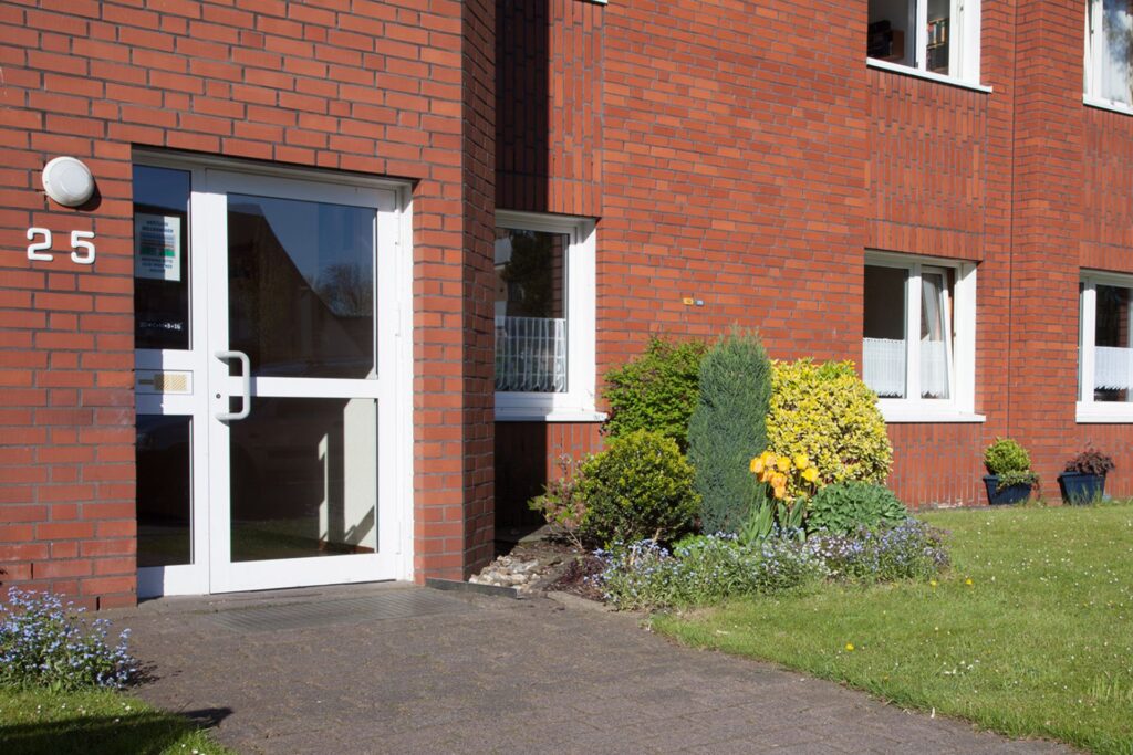 Der Weg zum Eingang des Wohnheim Esternhovede.
