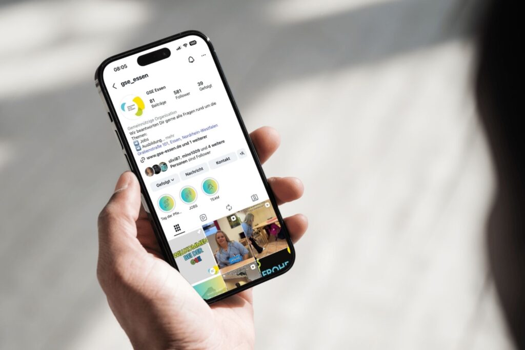 Eine Hand hält ein Smartphone. Zu sehen ist die Instagram-Seite der GSE.