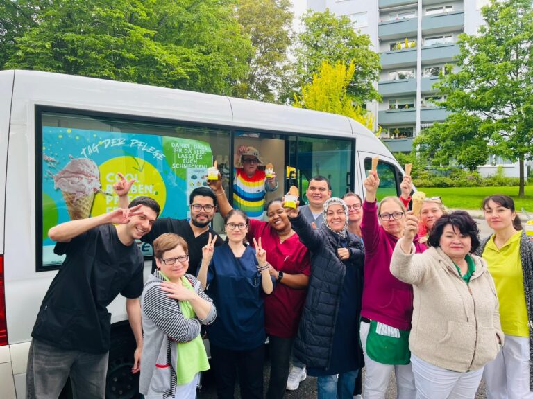 Am Tag der Pflege stehen viele Pflegekräfte an einem Eiswagen, der alle GSE-Pflegeeinrichtungen besuchte.