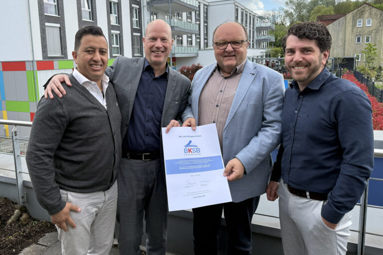 Vertreter des BKSB überreichen Vertretern der GSE die Mitgliedsurkunde